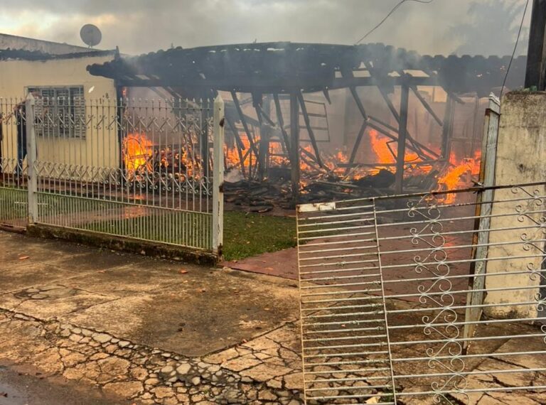 Incêndio deixa residência completamente destruída em Faxinal incendio-deixa-residencia-completamente-destruida-em-faxinal