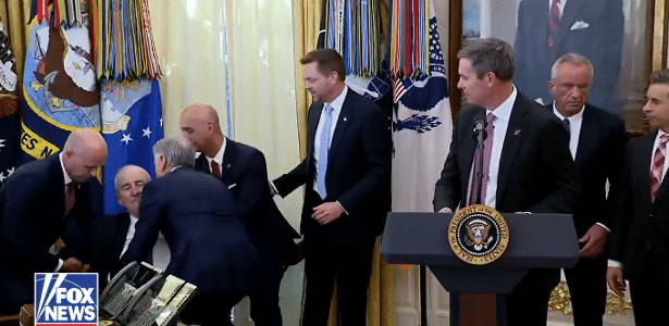 Empresário desmaia durante evento na Casa Branca com Trump; veja vídeo empresario-desmaia-durante-evento-na-casa-branca-com-trump;-veja-video