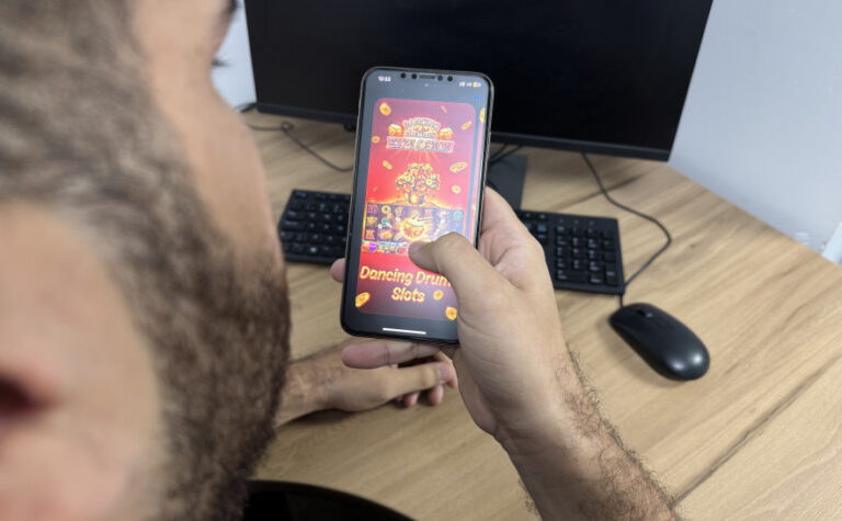 ex-funcionaria-que-desviou-dinheiro-de-empresa-para-jogos-online-e-indiciada-por-furto