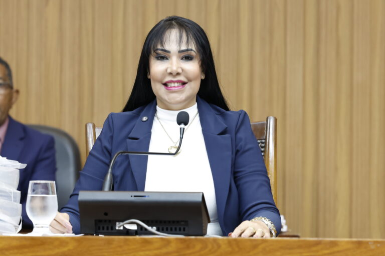 janad-valcari-solicita-instalacao-de-iluminacao-no-estadio-rezendao-em-gurupi