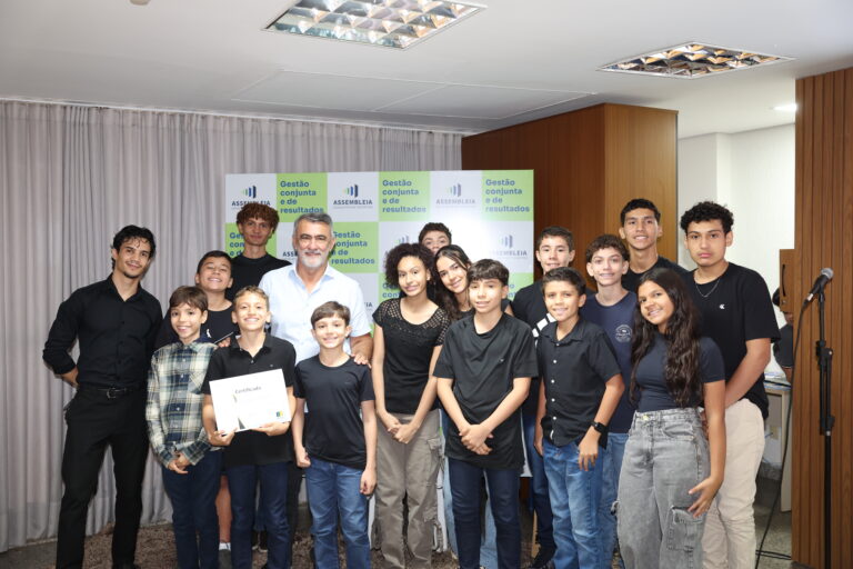 sob-lideranca-de-amelio-cayres,-aleto-consolida-curso-de-ingles-e-entrega-mais-de-50-certificados