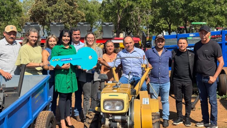 janad-valcari-entrega-microtrator-para-assentamento-irma-adelaide-em-miracema