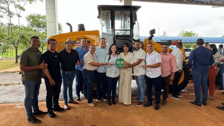 janad-valcari-entrega-uma-pa-carregadeira-para-cariri-do-tocantins