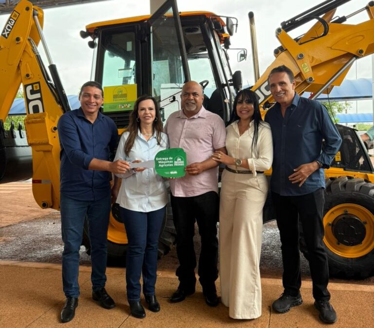formoso-do-araguaia-recebe-uma-retroescavadeira-em-parceria-com-janad-valcari