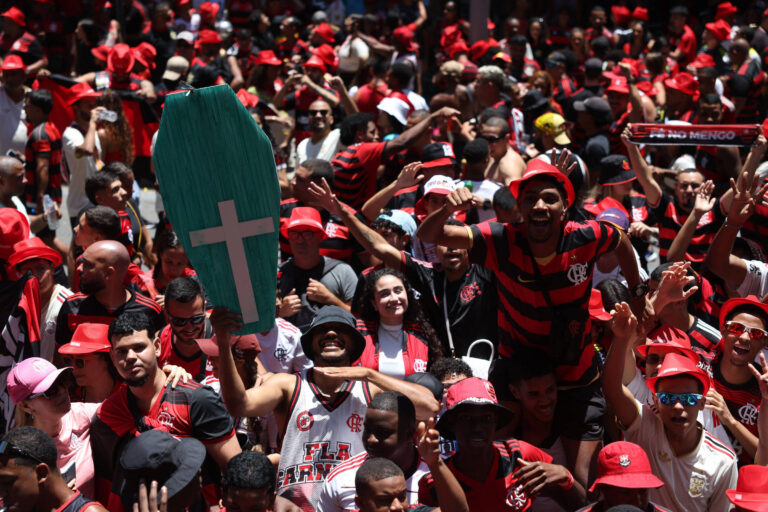 centro-do-rio-e-tomado-por-torcedores-a-espera-do-trio-do-flamengo-com-a-taca-da-libertadores