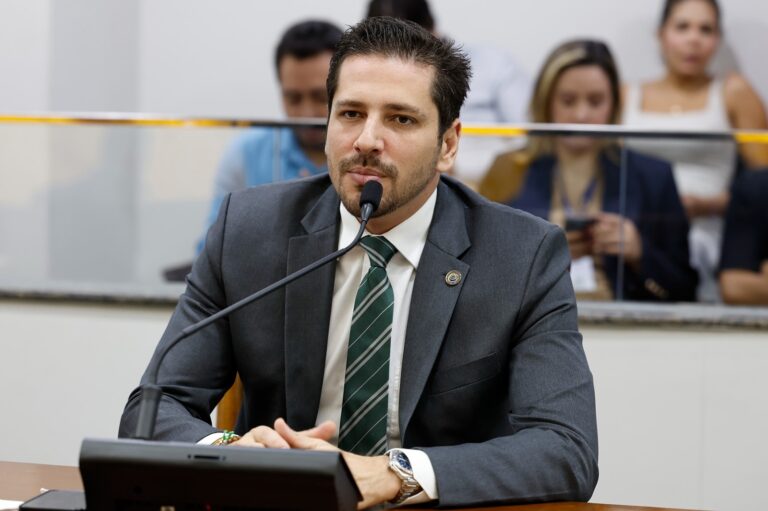 olyntho-comemora-sancao-da-lei-que-isenta-de-ipva-carros-eletricos-e-hibridos