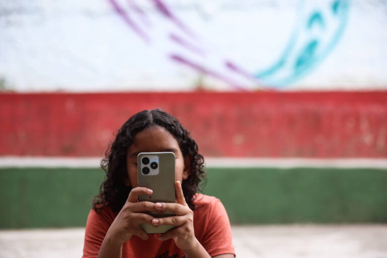 ter-um-smartphone-antes-dos-12-anos-pode-trazer-riscos-a-saude,-diz-estudo