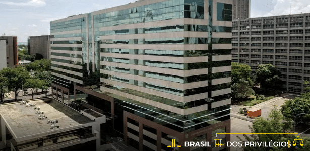 Penduricalho dispara, e supersalários da AGU somam R$ 3,8 bi acima do teto penduricalho-dispara,-e-supersalarios-da-agu-somam-r$-3,8-bi-acima-do-teto