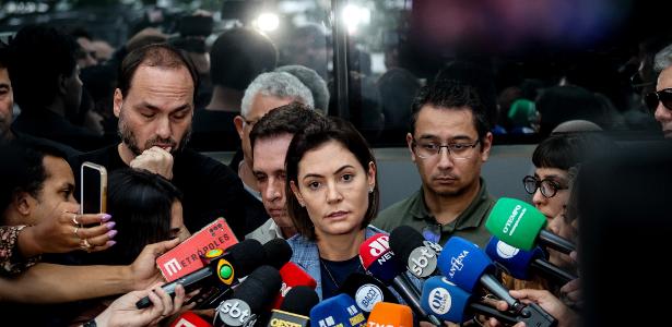 Um dia após exames, Michelle visita Bolsonaro na PF e evita imprensa um-dia-apos-exames,-michelle-visita-bolsonaro-na-pf-e-evita-imprensa