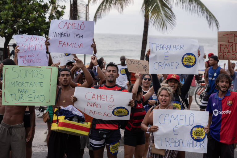 Vendedores ambulantes bloqueiam via da praia de Ipanema em protesto no Rio vendedores-ambulantes-bloqueiam-via-da-praia-de-ipanema-em-protesto-no-rio