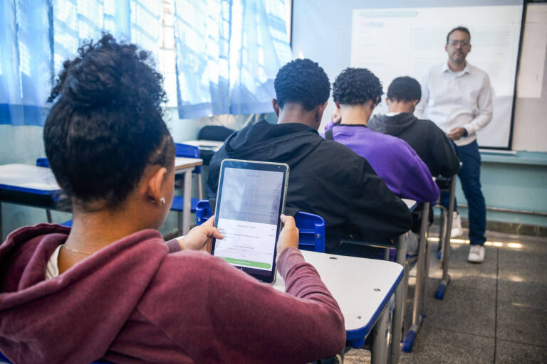 tres-em-cada-dez-brasileiros-usam-ia-para-entender-politica,-economia-e-ciencia