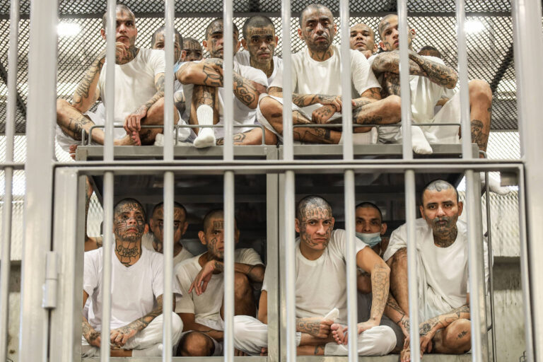 ‘aqui-nunca-se-apaga-a-luz’;-como-e-o-cecot,-prisao-vitrine-de-bukele,-em-el-salvador