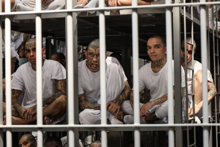 folha-visita-cecot-e-estreia-serie-de-reportagens-sobre-prisao-em-el-salvador