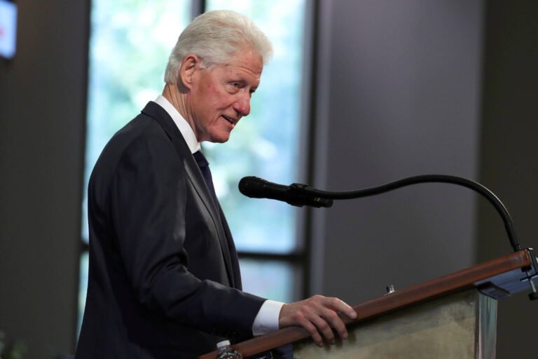 bill-clinton-se-junta-a-obama-e-condena-‘taticas-agressivas’-apos-morte-em-minneapolis