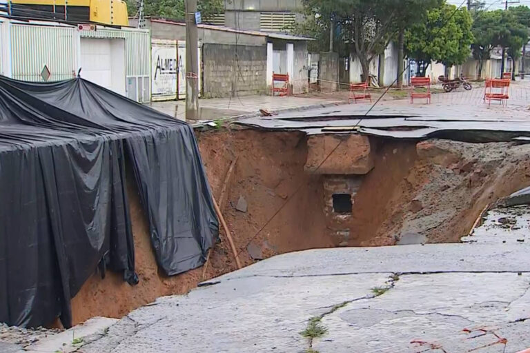 cratera-se-abre-em-rua-e-156-ficam-desalojados-em-sao-jose-dos-campos-(sp)