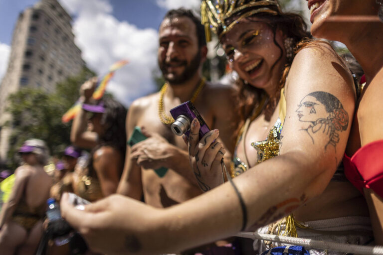 Foliões aderem a câmera fotográfica e deixam celular em casa por medo de furto no Carnaval folioes-aderem-a-camera-fotografica-e-deixam-celular-em-casa-por-medo-de-furto-no-carnaval