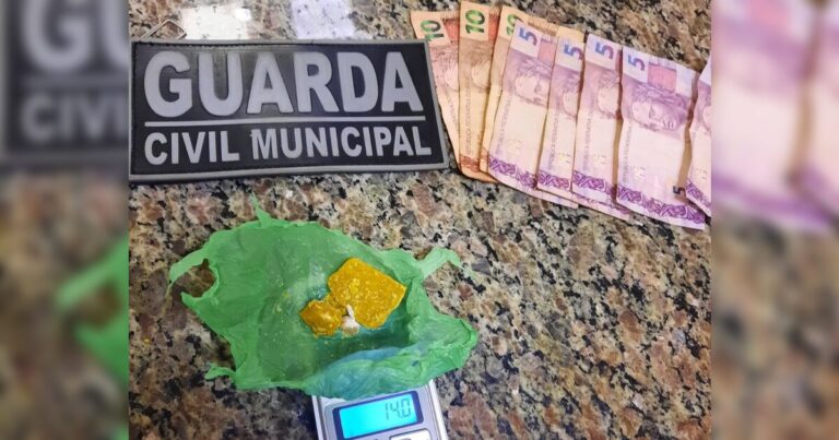 Dupla é presa pela GCM ao ser pega com crack no Jardim Ponta Grossa em Apucarana dupla-e-presa-pela-gcm-ao-ser-pega-com-crack-no-jardim-ponta-grossa-em-apucarana