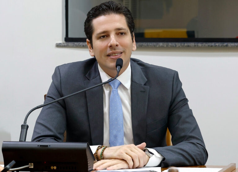 Olyntho quer proibir protesto de contas de luz com valores abaixo de um salário mínimo olyntho-quer-proibir-protesto-de-contas-de-luz-com-valores-abaixo-de-um-salario-minimo