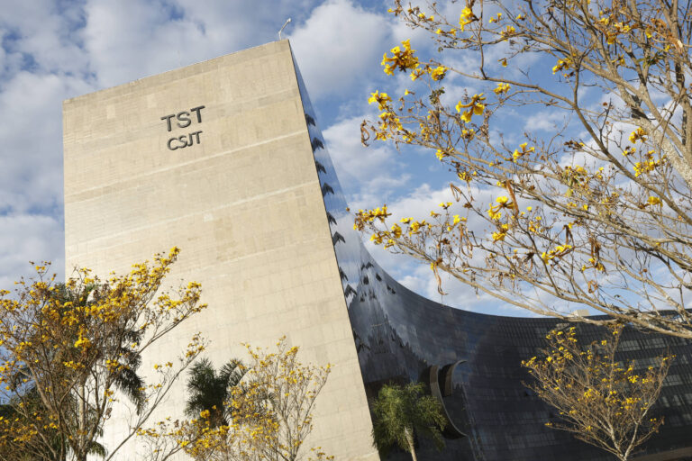 Juízes do Trabalho receberam R$ 1 bilhão acima do teto em 2025 juizes-do-trabalho-receberam-r$-1-bilhao-acima-do-teto-em-2025