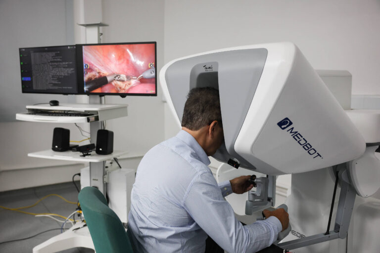 USP realiza primeiras telecirurgias robóticas no SUS e opera pacientes a distância usp-realiza-primeiras-telecirurgias-roboticas-no-sus-e-opera-pacientes-a-distancia