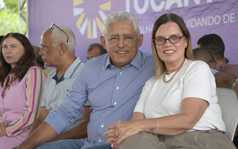 parlamentares-acompanham-entrega-de-quadra-poliesportiva-em-escola-estadual-de-novo-alegre
