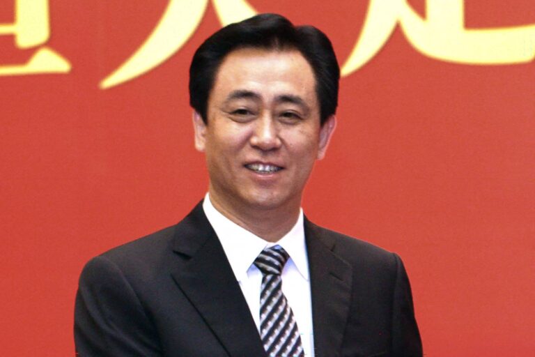 fundador-da-evergrande-se-declara-culpado-de-fraude,-corrupcao-e-outros-seis-crimes