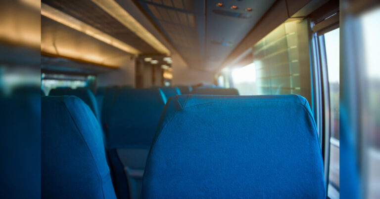 Peça de caminhão se solta, atravessa para-brisa de ônibus e mata homem no PR peca-de-caminhao-se-solta,-atravessa-para-brisa-de-onibus-e-mata-homem-no-pr