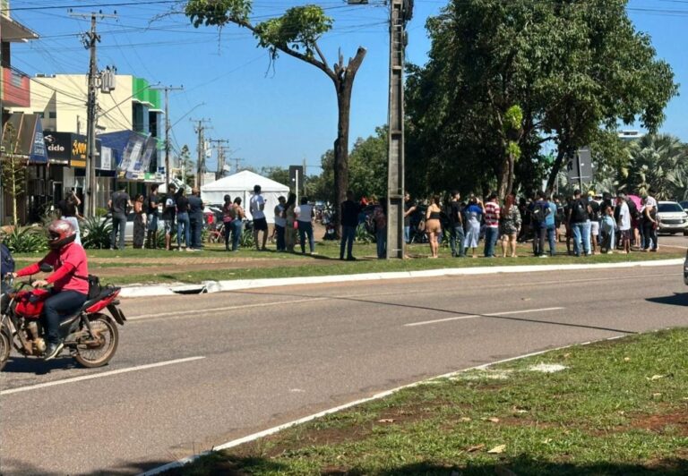 Eleitores enfrentam filas no último dia para regularizar título no Tocantins eleitores-enfrentam-filas-no-ultimo-dia-para-regularizar-titulo-no-tocantins