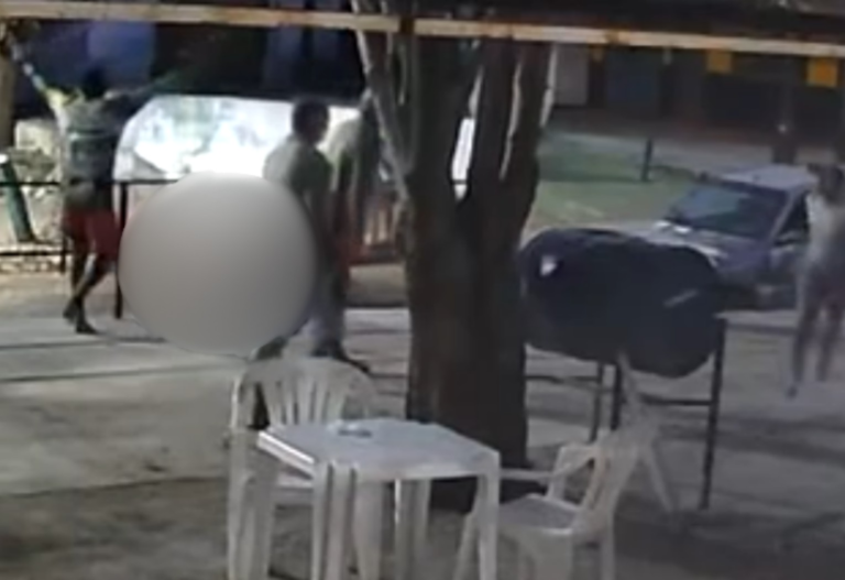 Vídeo mostra momento em que policial aposentado é morto a facadas ao tentar defender filho video-mostra-momento-em-que-policial-aposentado-e-morto-a-facadas-ao-tentar-defender-filho