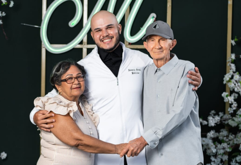 'sentimos-tanto-orgulho',-diz-mae-que-venceu-cancer-e-recebeu-homenagem-de-filho-em-cerimonia