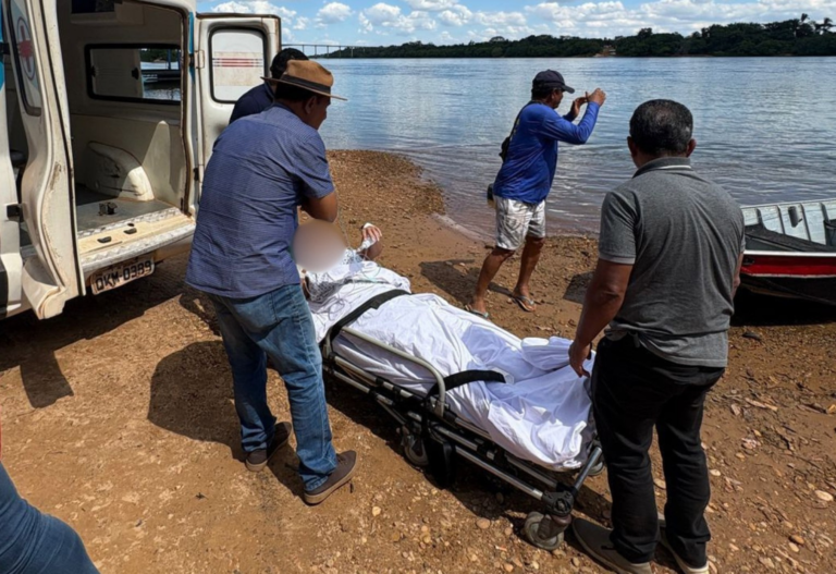 paciente-e-transportado-de-maca-em-barco-apos-interdicao-de-ponte-no-rio-tocantins;-video