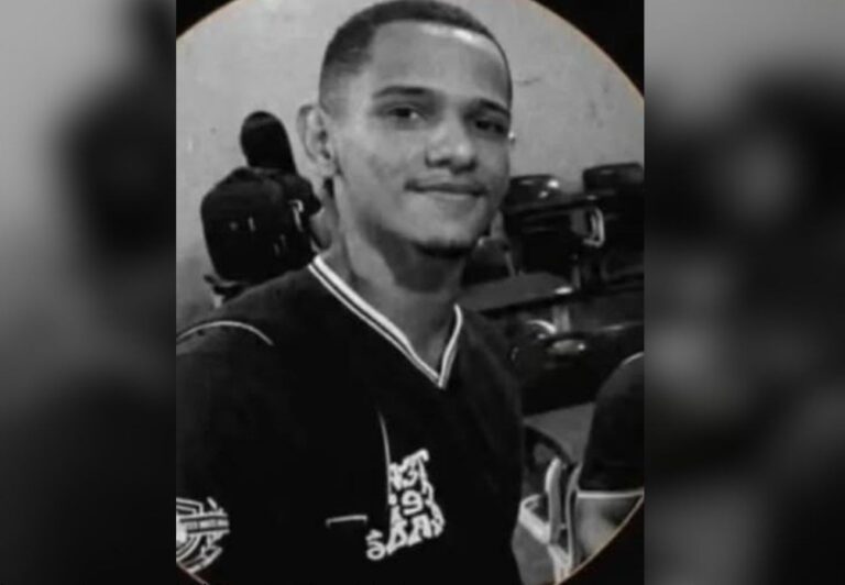 Jovem morre após carro tentar desviar de animal e cair em canal de água na BR-242, diz PRF jovem-morre-apos-carro-tentar-desviar-de-animal-e-cair-em-canal-de-agua-na-br-242,-diz-prf