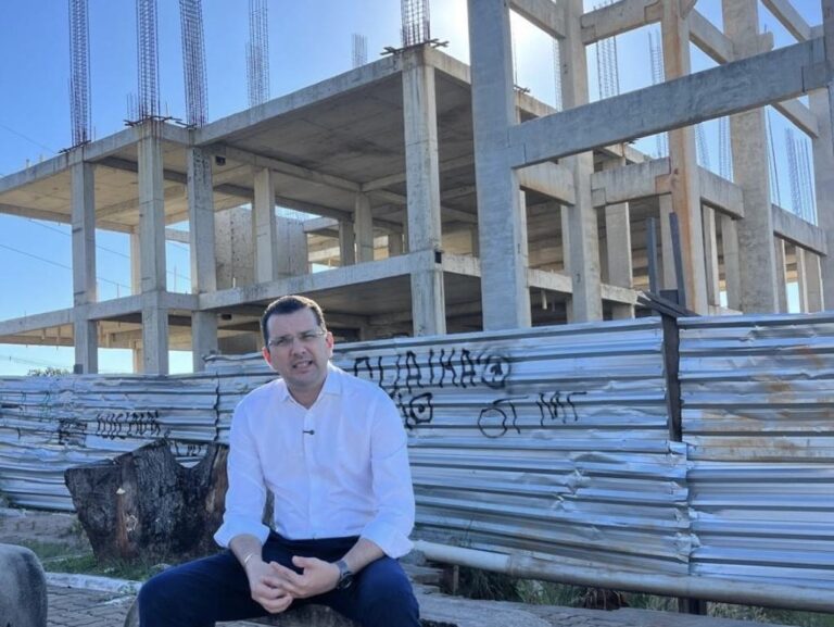 Marcos Duarte publica foto enigmática em frente à obra parada da nova Câmara marcos-duarte-publica-foto-enigmatica-em-frente-a-obra-parada-da-nova-camara