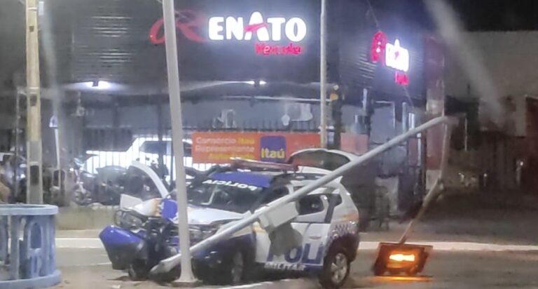 viatura-da-pm-bate-em-poste-ao-desviar-de-carro-em-cruzamento-de-gurupi