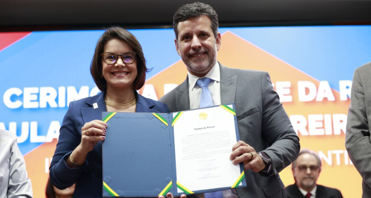 Primeira reitora eleita do IFTO toma posse em cerimônia marcada pela representatividade feminina primeira-reitora-eleita-do-ifto-toma-posse-em-cerimonia-marcada-pela-representatividade-feminina
