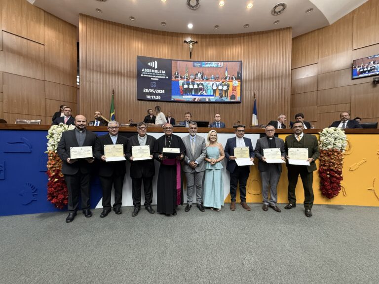 Amélio Cayres presta homenagens durante Sessão Solene dos 30 anos da Arquidiocese de Palmas amelio-cayres-presta-homenagens-durante-sessao-solene-dos-30-anos-da-arquidiocese-de-palmas