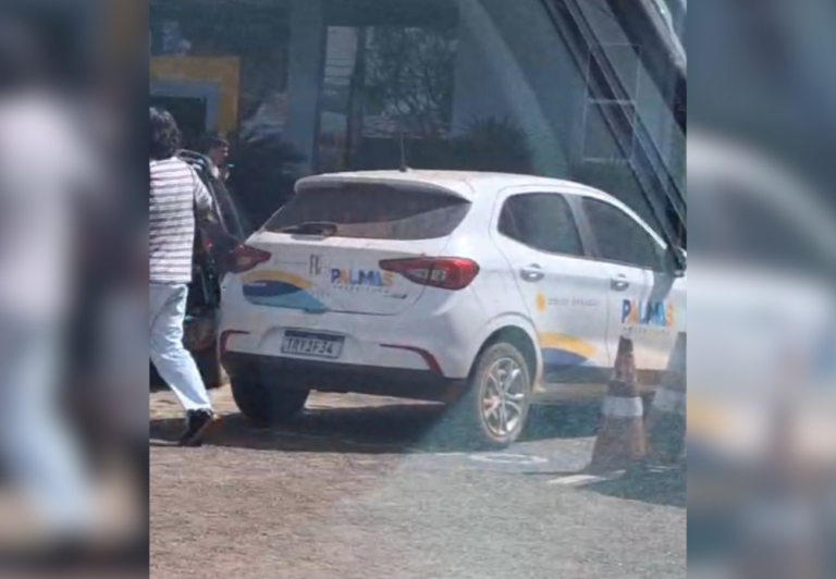 Carro da Prefeitura de Palmas é flagrado em vaga para idosos no mesmo dia de ação educativa carro-da-prefeitura-de-palmas-e-flagrado-em-vaga-para-idosos-no-mesmo-dia-de-acao-educativa