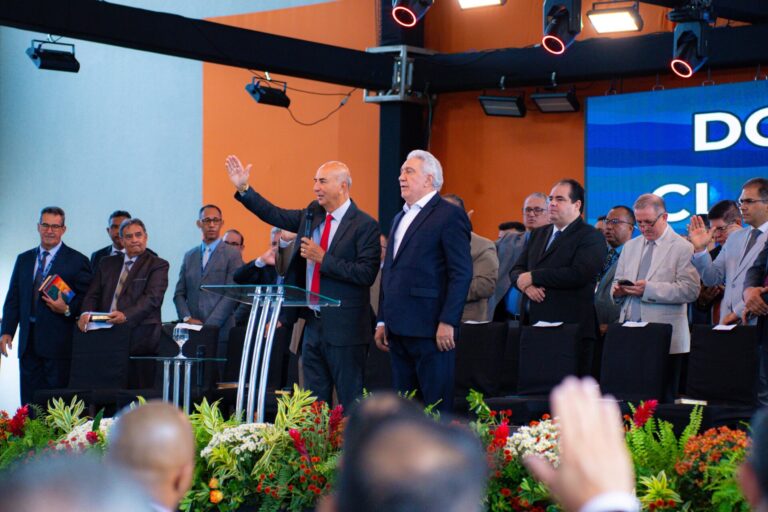 laurez-moreira-participa-de-encontro-evangelico-e-fala-sobre-o-papel-da-fe-na-vida-das-familias