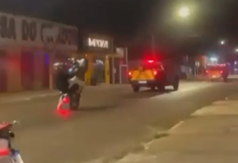 motociclista-da-'grau'-atras-de-viaturas-do-detran-e-foge-em-seguida-no-to;-video