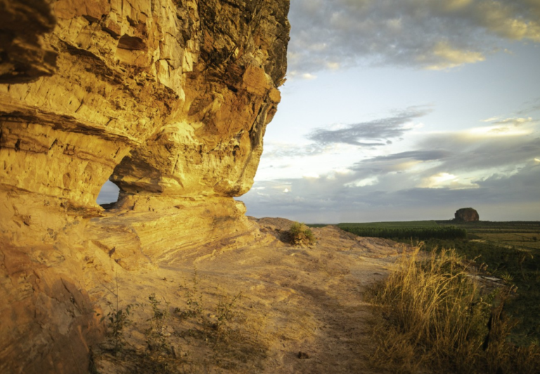 Entenda fenômeno que 'furou' pedra e criou ponto turístico famoso no Jalapão entenda-fenomeno-que-'furou'-pedra-e-criou-ponto-turistico-famoso-no-jalapao