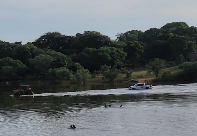 Carros tentam atravessar rio na Ilha do Bananal, no TO, e ficam encalhados; VÍDEO carros-tentam-atravessar-rio-na-ilha-do-bananal,-no-to,-e-ficam-encalhados;-video