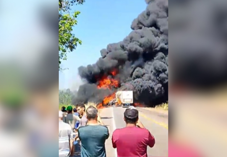 caminhoes-pegam-fogo-apos-acidente-e-br-153-fica-totalmente-interditada-no-to