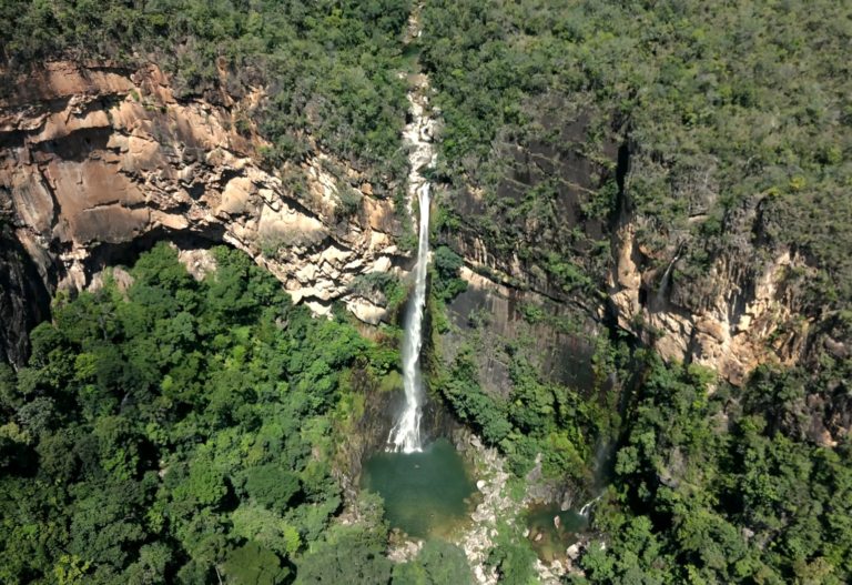entre-paredoes-e-vegetacao-nativa,-cachoeira-de-aguas-cristalinas-vira-atracao-no-to