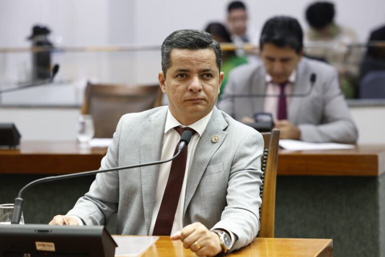 Jorge Frederico cobra a Aneel contra novo aumento na conta de luz no Tocantins jorge-frederico-cobra-a-aneel-contra-novo-aumento-na-conta-de-luz-no-tocantins
