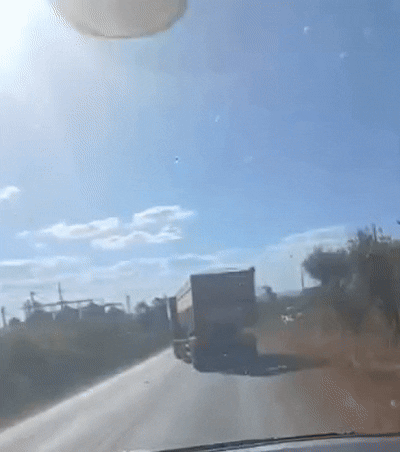 Carreta carregada de milho tomba após motorista tentar ultrapassagem na BR-010; VÍDEO carreta-carregada-de-milho-tomba-apos-motorista-tentar-ultrapassagem-na-br-010;-video