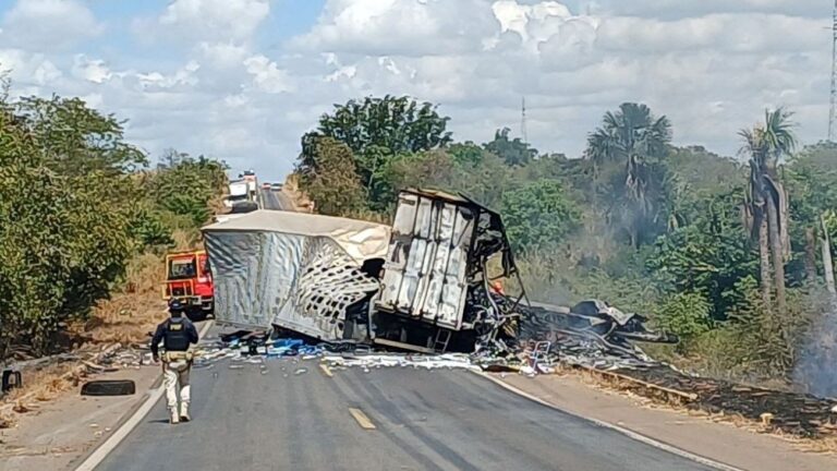 acidente-entre-carretas-deixa-mortos-e-bloqueia-br-153-em-colinas-do-tocantins