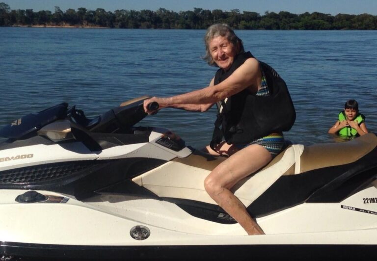 Leitora e aventureira: quem é a mulher de 100 anos que anda de moto aquática e tem 51 bisnetos leitora-e-aventureira:-quem-e-a-mulher-de-100-anos-que-anda-de-moto-aquatica-e-tem-51-bisnetos