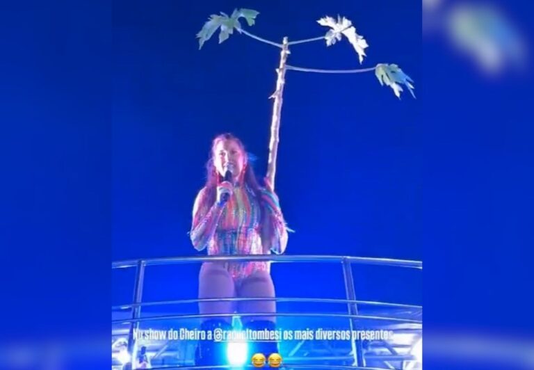 Vocalista do Cheiro de Amor ganha presente inusitado durante show no TO: 'Dei muita risada' vocalista-do-cheiro-de-amor-ganha-presente-inusitado-durante-show-no-to:-'dei-muita-risada'