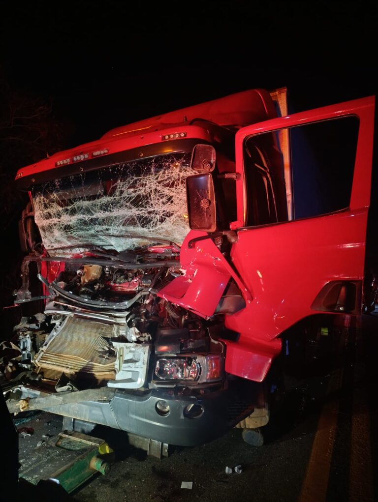 colisao-entre-caminhoes-na-br-153-deixa-motorista-preso-as-ferragens-em-gurupi