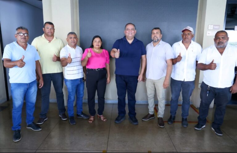 bico-do-papagaio-inteiro-ao-lado-de-eduardo-gomes